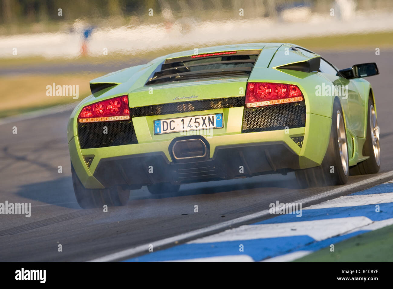 Lamborghini Murciélago LP 640, l'année de modèle 2006-, vert, la conduite, la diagonale de l'arrière, vue arrière, test track, souffler loin tyr Banque D'Images