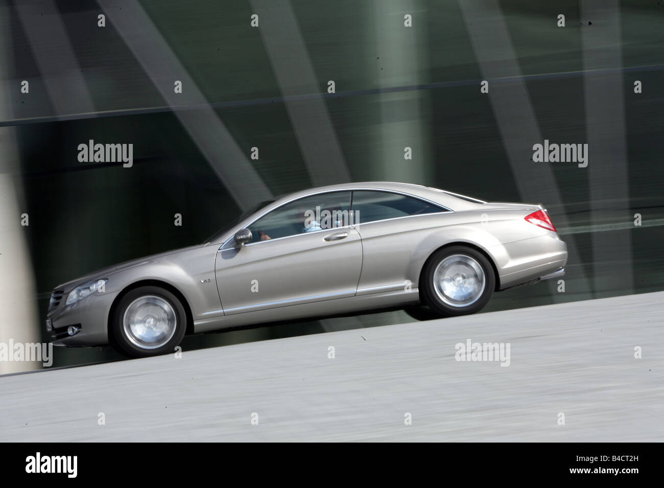 Mercedes CL 600, l'année de modèle 2006, d'argent, la conduite, la vue de côté, Ville Banque D'Images