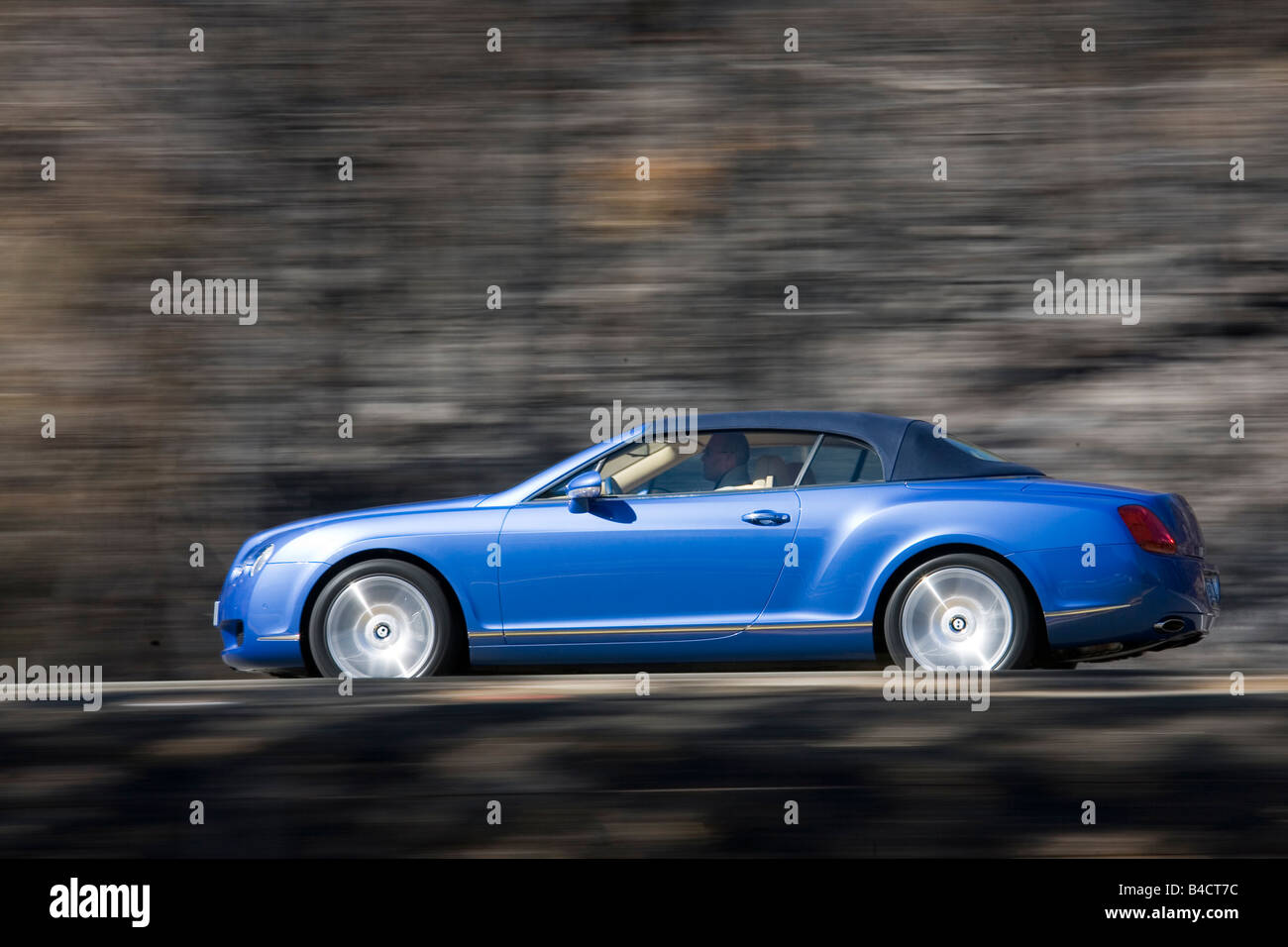 Bentley Continental GTC, l'année de modèle 2006- bleu, déménagement, side view, country road, fermé Banque D'Images