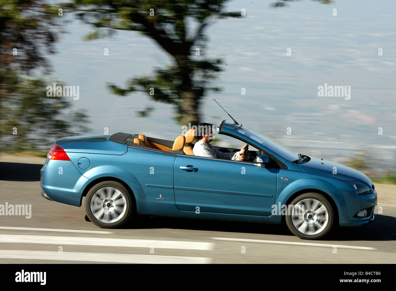Coupé-Convertible Ford Focus 2.0, l'année de modèle 2006-, la conduite, la  vue latérale, country road, open top Photo Stock - Alamy