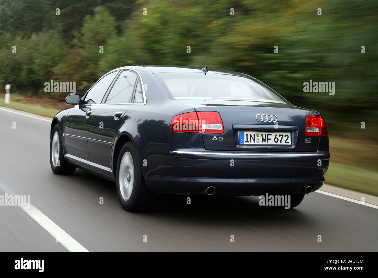 Audi A8 4.2 FSI quattro, l'année de modèle 2006- bleu, déménagement, la diagonale de l'arrière, vue arrière, country road Banque D'Images