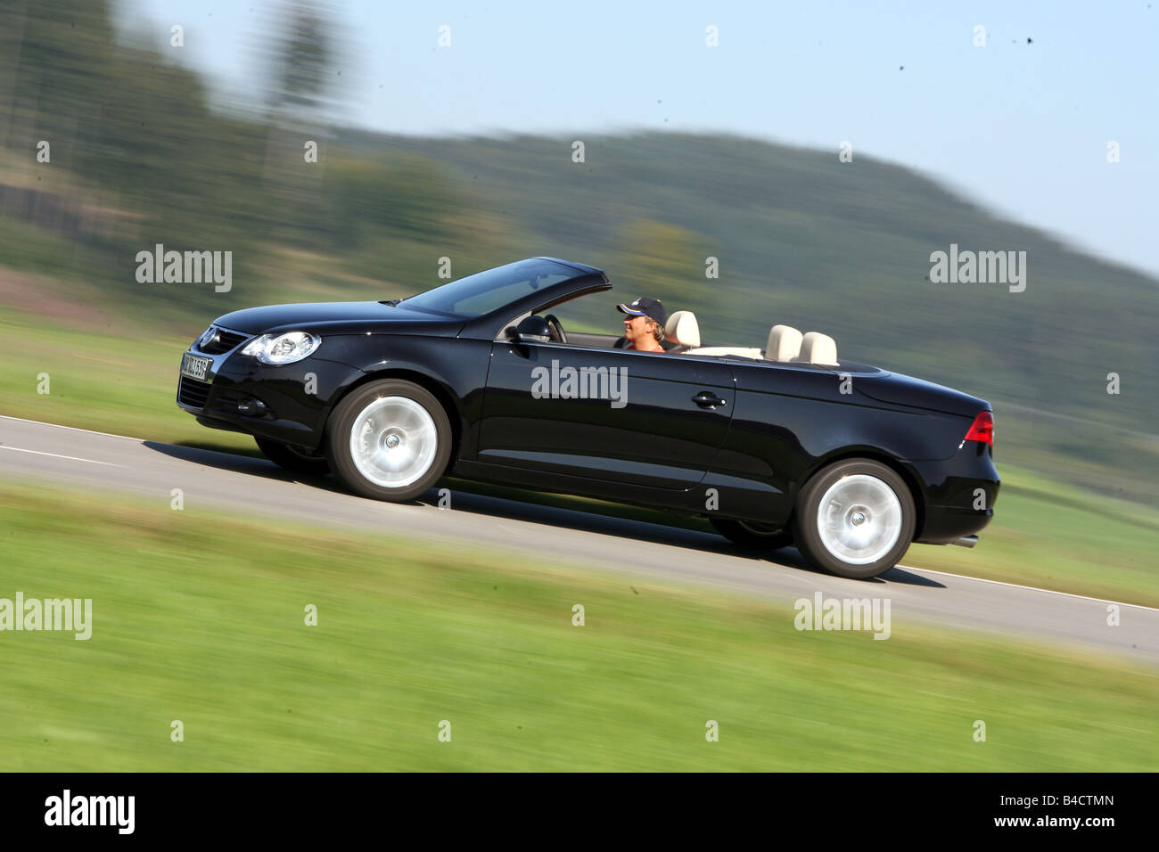 VW Volkswagen Eos 2.0 TFSI, modèle 2006-, noir, la conduite, la vue latérale, country road, open top Banque D'Images
