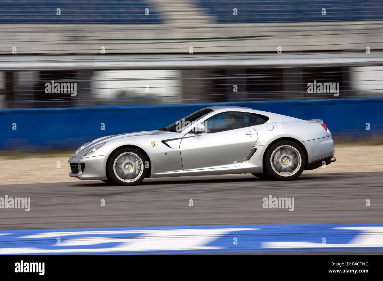 Ferrari 599 GTB Fiorano F1, l'année de modèle 2006, d'argent, la conduite, la vue latérale, test track Banque D'Images