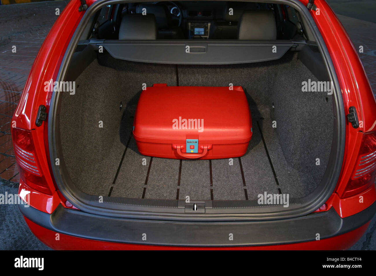 Voiture, Skoda Octavia RS, bicorps, classe de taille moyenne, l'année de  modèle 2000-, rouge, vue dans le sabot, la technique/accessoire,  l'accesseur Photo Stock - Alamy