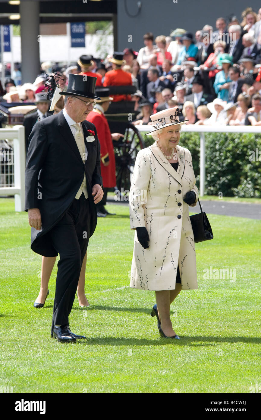 Sa Majesté la Reine Elizabeth arrive comme Ascot Race Course au début de Royal Ascot 2008 Banque D'Images