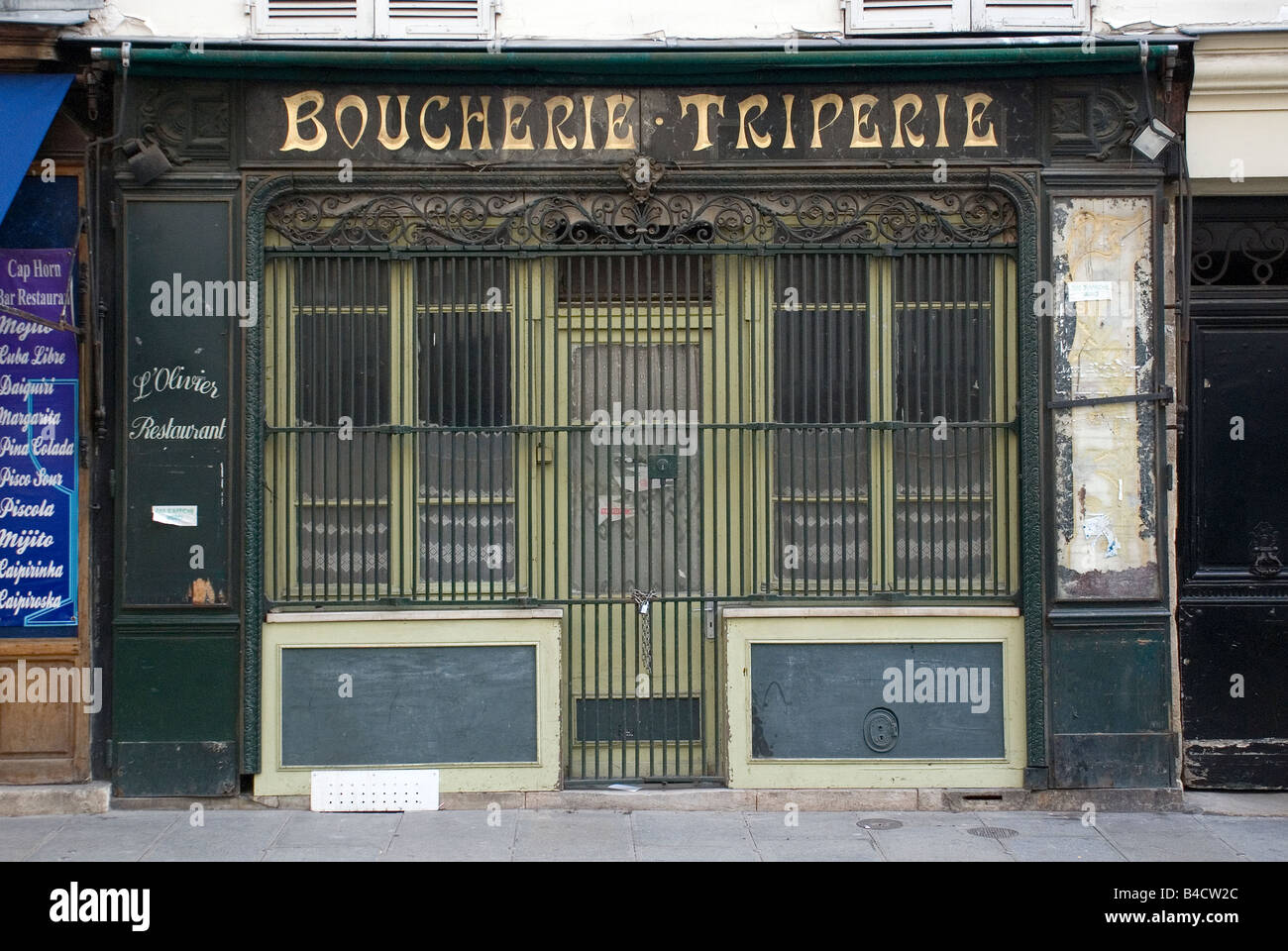 Un vieux store front, Paris. Banque D'Images