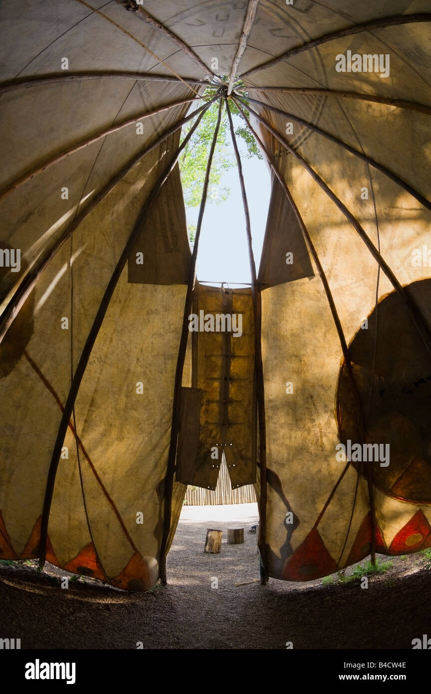 Fort Edmonton, Alberta, Canada, à l'intérieur d'un tipi Banque D'Images