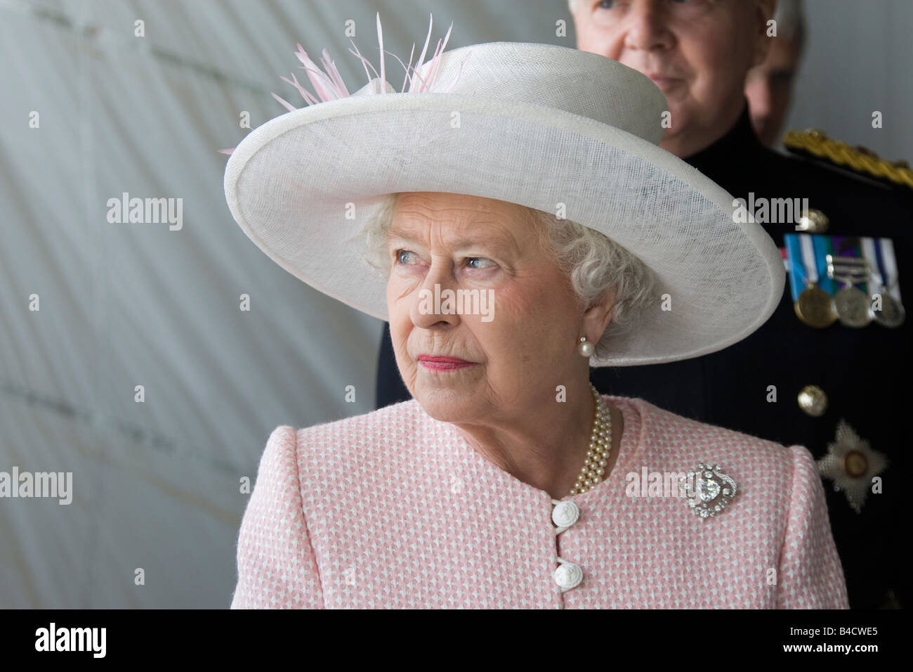 Sa Majesté la Reine Elizabeth II portant une veste rose et blanc large bord chapeau sur une visite à la Royal Artillery Regiment à base de Larkhill Banque D'Images