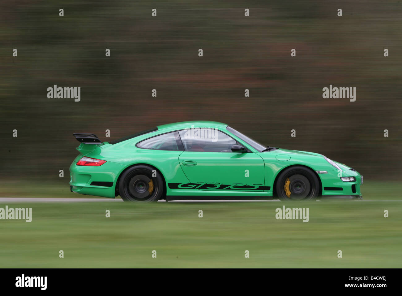 Porsche GT3 RS, l'année de modèle 2006-, vert, la conduite, la vue latérale, test track Banque D'Images