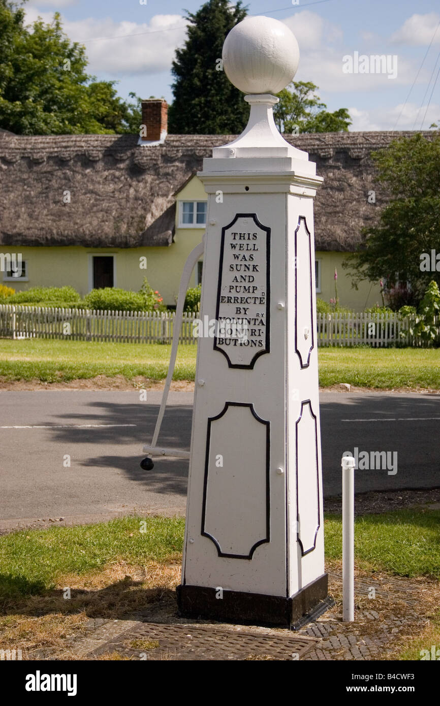 Vieille relique de la pompe et sur village green à Ridgwell Angleterre Essex Banque D'Images