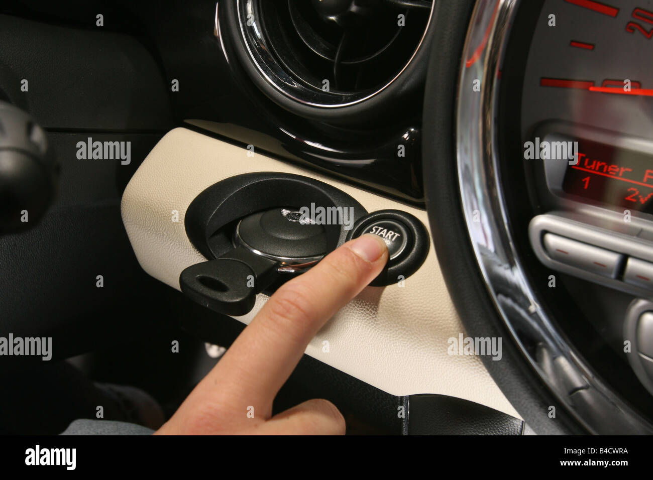 Mini Cooper S L Annee De Modele 06 Bleu Vue Detaillee Vue De L Interieur Habitacle Cle De Contact Electronique Commencez Par Appuyer Sur Le Bout De Photo Stock Alamy