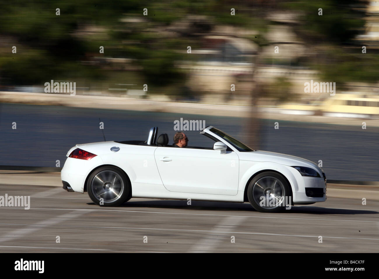 Audi TT Roadster, modèle 2006-, blanc, la conduite, la vue de côté, la ville, open top Banque D'Images