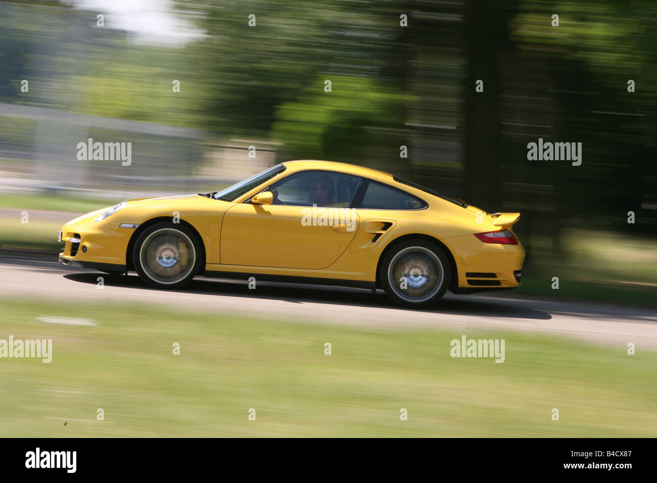 Porsche 911 Turbo, l'année de modèle 2006-, jaune, la conduite, la vue latérale, country road Banque D'Images