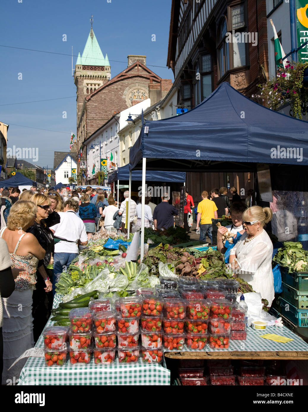 Les fraises et les produits frais en vente au stand à Abergavenny Food Festival Wales UK Banque D'Images