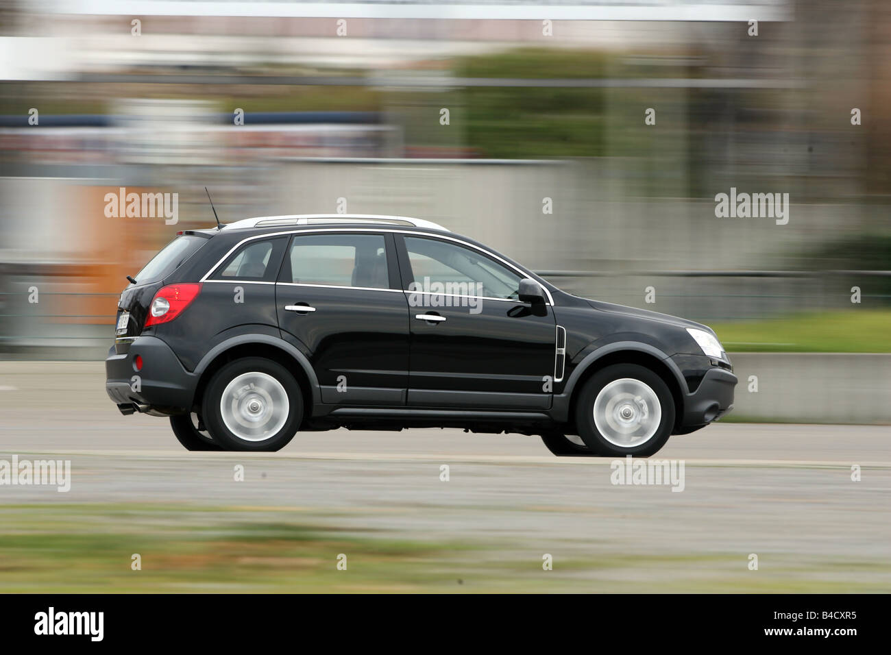 Opel Antara 3.2 V6 Cosmo, modèle de l'année 2007-, noir, la conduite, la vue latérale, country road Banque D'Images