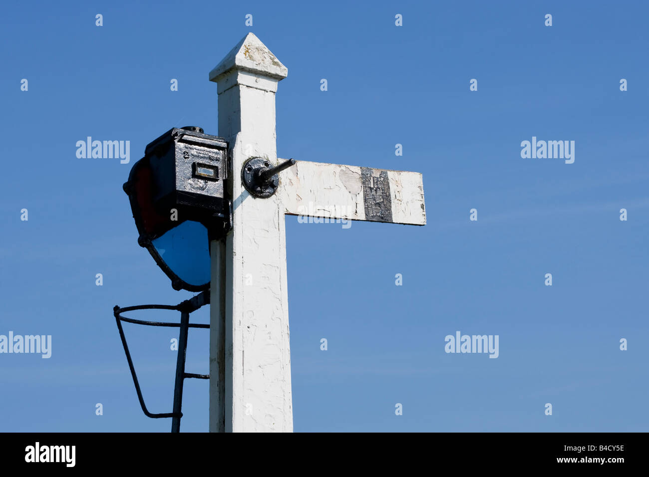 Au début du vingtième siècle british railway signal contre un ciel bleu clair Banque D'Images