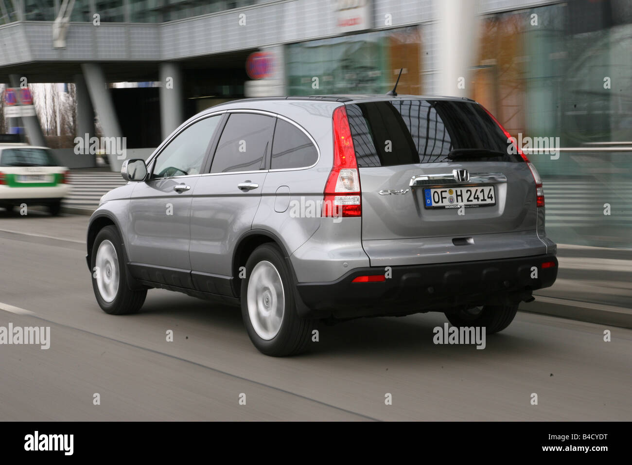 Honda CR-V 2, paragraphe 2, point i-CDTI Executive, l'année de modèle 2007, d'argent, la conduite, la diagonale de l'arrière, arrière, vue sur la ville Banque D'Images