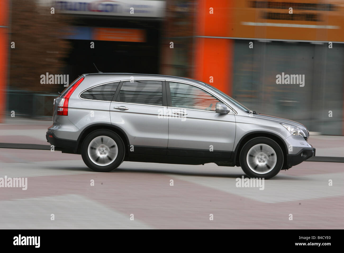 Honda CR-V 2, paragraphe 2, point i-CDTI Executive, l'année de modèle 2007, d'argent, la conduite, la vue de côté, Ville Banque D'Images