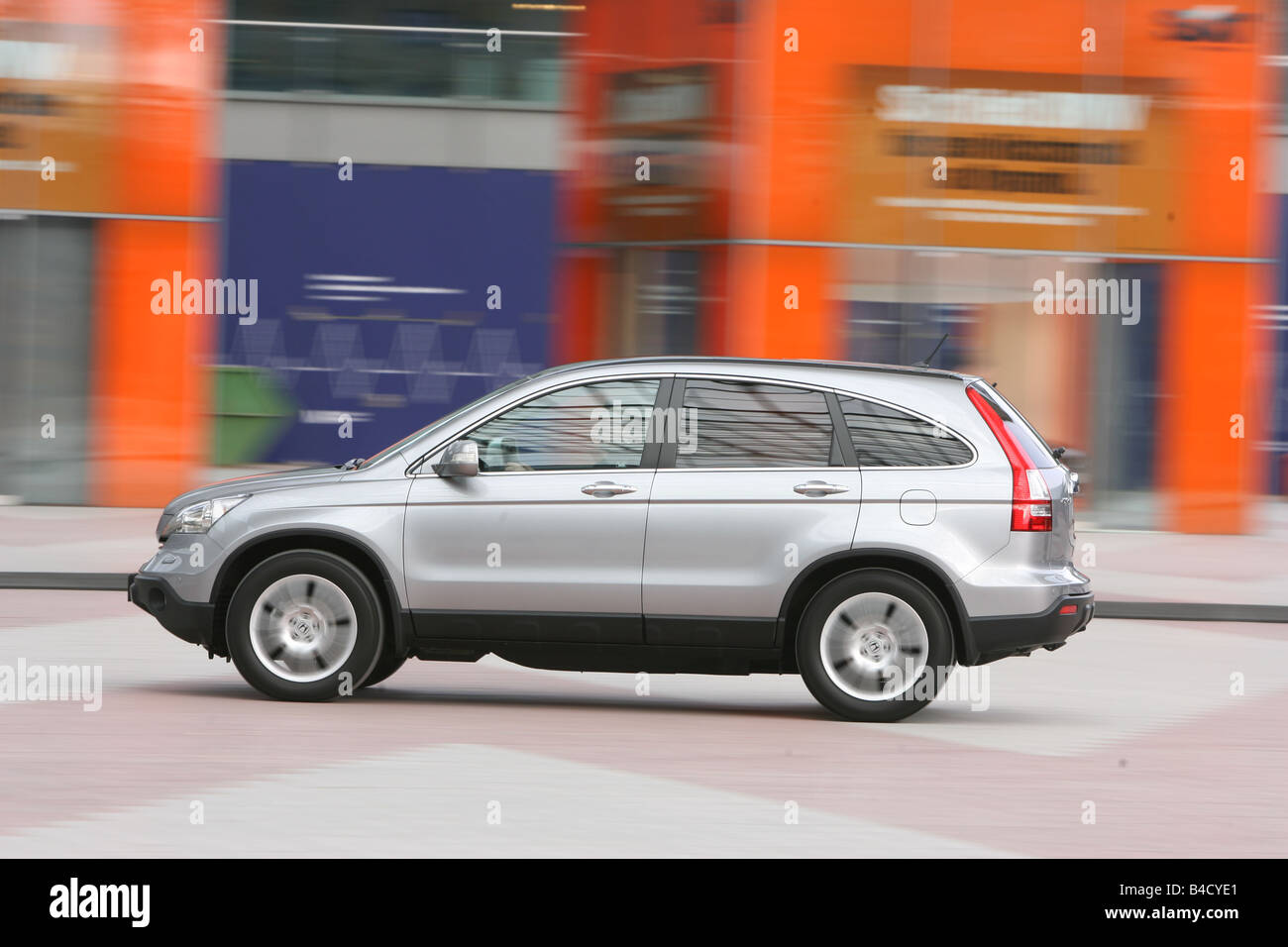 Honda CR-V 2, paragraphe 2, point i-CDTI Executive, l'année de modèle 2007, d'argent, la conduite, la vue de côté, Ville Banque D'Images