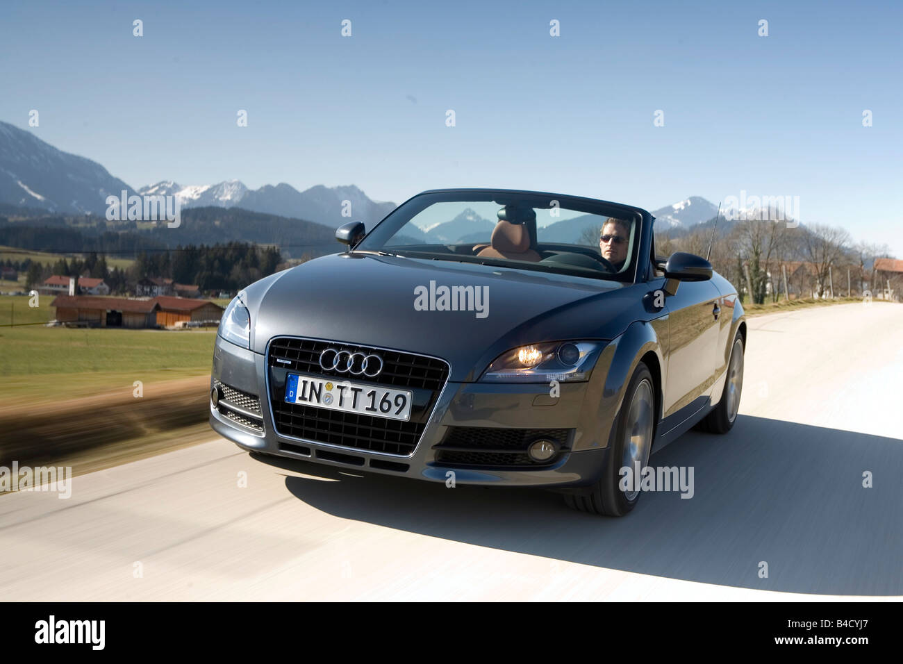 Audi TT Roadster 3.2 Quattro, l'année de modèle 2007, gris-bleu- déménagement, la diagonale de l'avant, vue frontale, country road, landsappr Banque D'Images