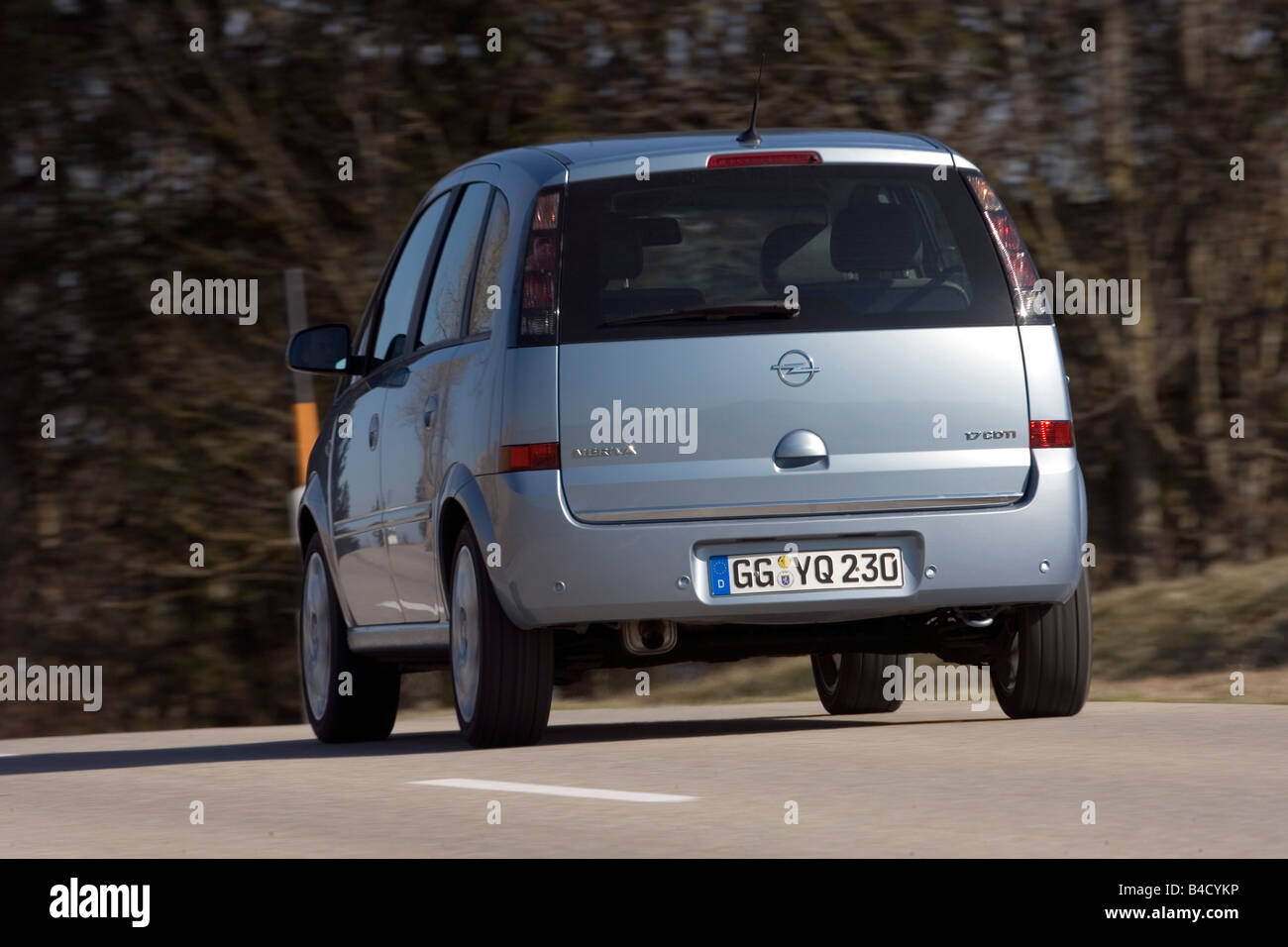 Opel Meriva 1.7 CDTi, année modèle 2007, d'argent, la conduite, la diagonale de l'arrière, vue arrière, country road Banque D'Images