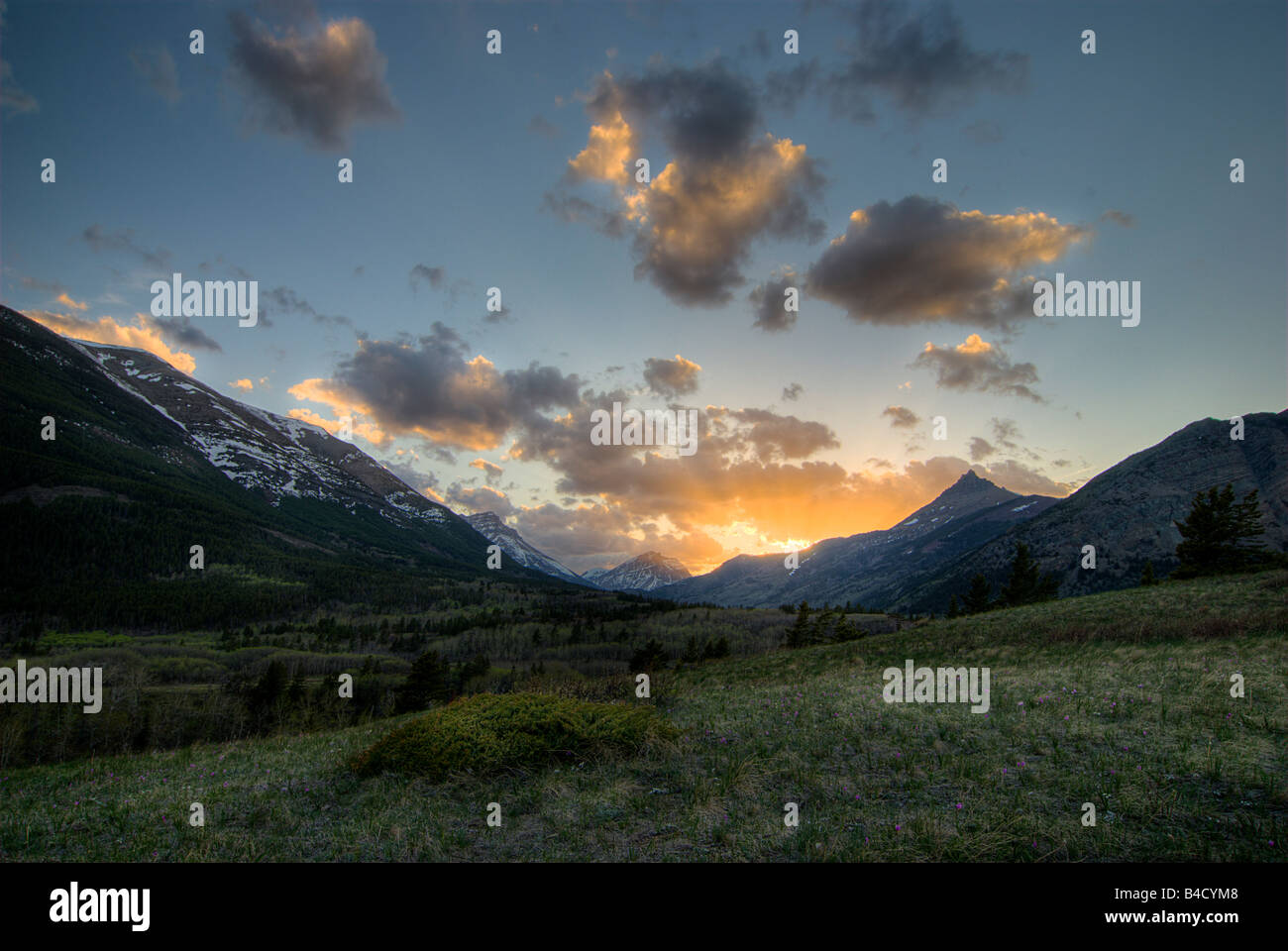 Le coucher du soleil, parc national des Lacs-Waterton, Alberta, Canada Banque D'Images