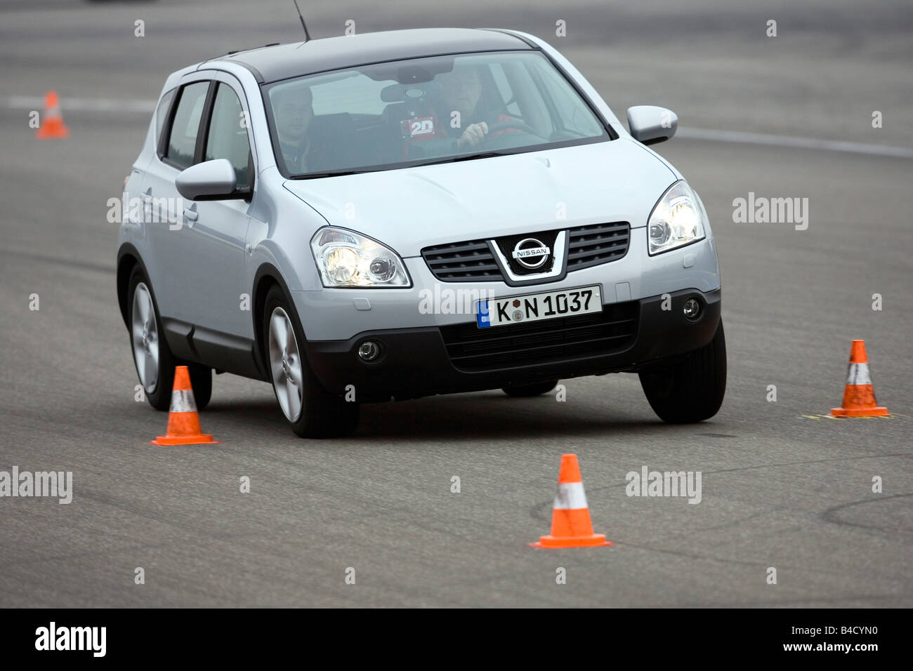 Nissan Qashqai 2.0 4WD Tekna, l'année de modèle 2007, d'argent, la conduite, la diagonale de l'avant, vue frontale, Pilonen, test track Banque D'Images