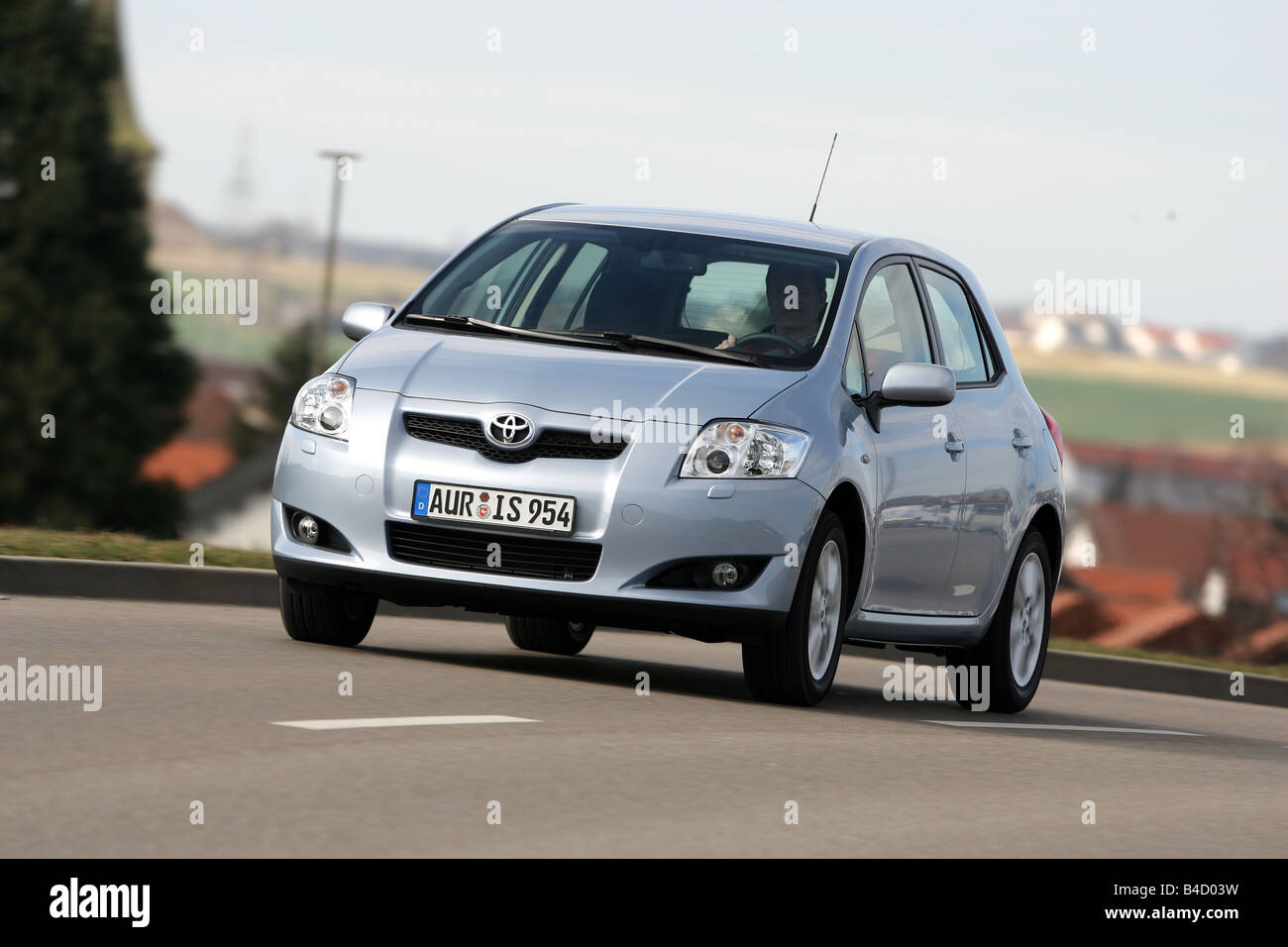 Toyota Auris 1.6 VVT-i Double Executive, l'année de modèle 2007, d'argent, la conduite, la diagonale de l'avant, vue frontale, country road Banque D'Images