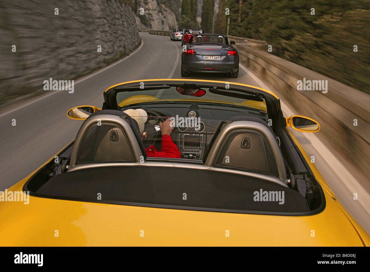 Porsche Boxster Sportpaket, l'année de modèle 2004-, jaune, la conduite, la diagonale de l'arrière, route de campagne, un panoramique avec plan , verwischt, vi Banque D'Images