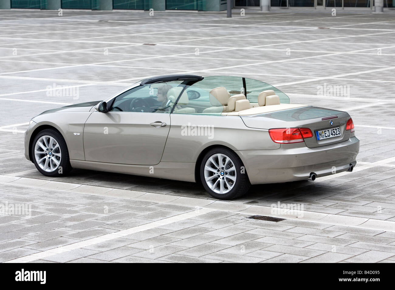 BMW 335i Convertible, l'année de modèle 2007, d'argent, debout, à la défense, la diagonale de l'arrière, vue arrière, vue de côté, la ville, ouvert à Banque D'Images
