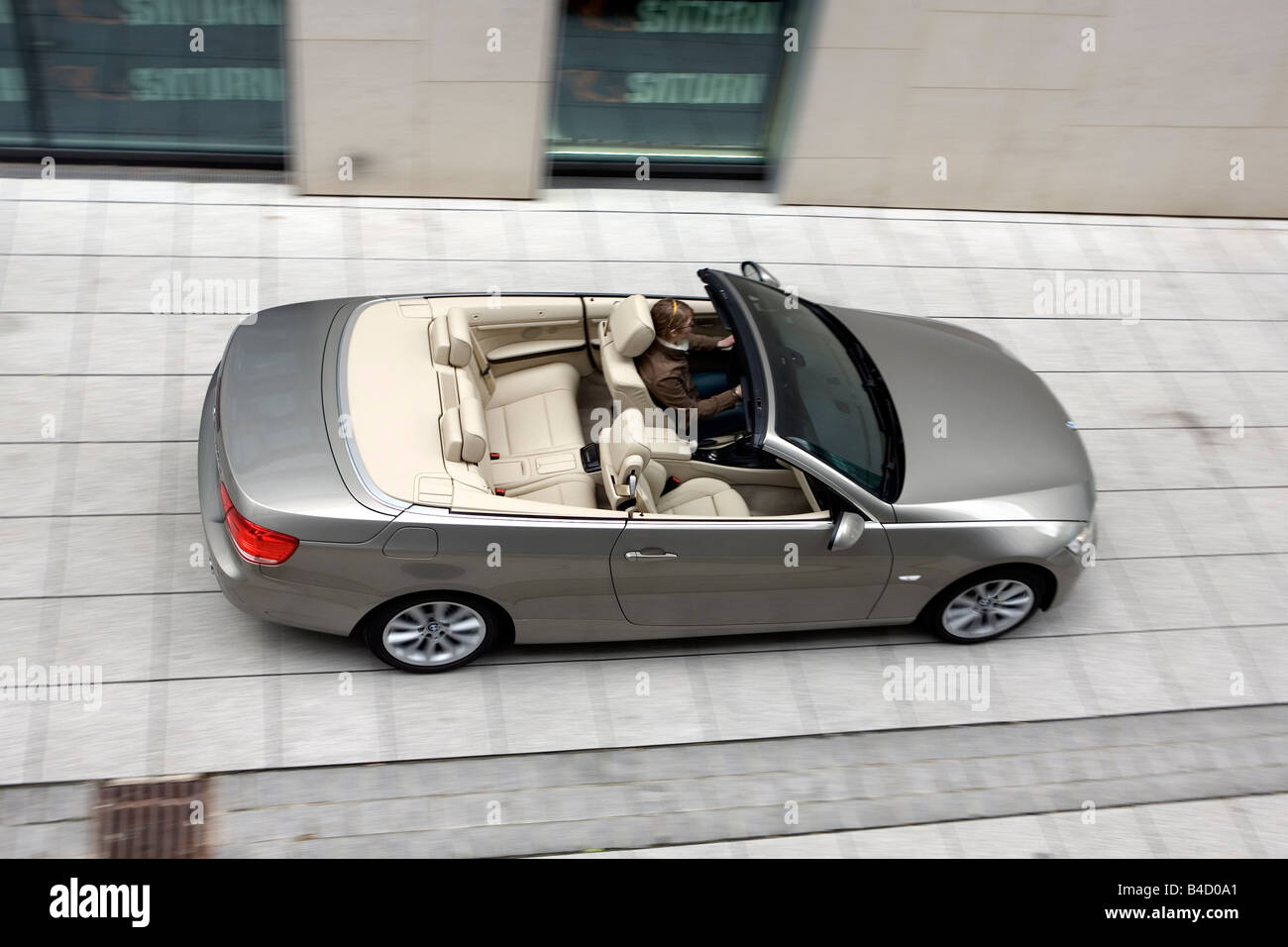 BMW 335i Convertible, l'année de modèle 2007, d'argent, la conduite, la diagonale du dessus, vue de côté, la ville, open top Banque D'Images