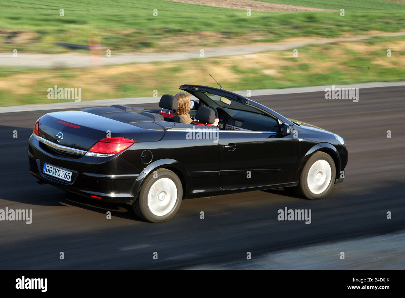 Opel Astra 1 9 Cdti Twin Top Edition Modele De L Annee 07 Noir La Conduite La Diagonale De L Arriere Vue Laterale Route De Campagne Ouvert A Photo Stock Alamy
