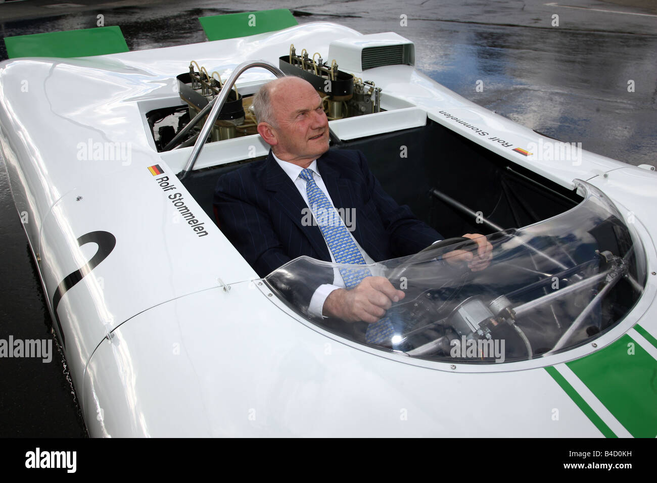 Ferdinand Piëch avec Porsche Bergspyder 909 de l'année 1968 Banque D'Images