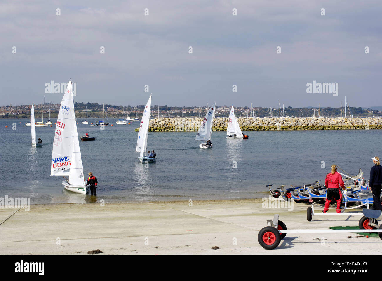 Les étudiants de l'Académie de voile olympique de 2012 à Portland, Dorset Banque D'Images