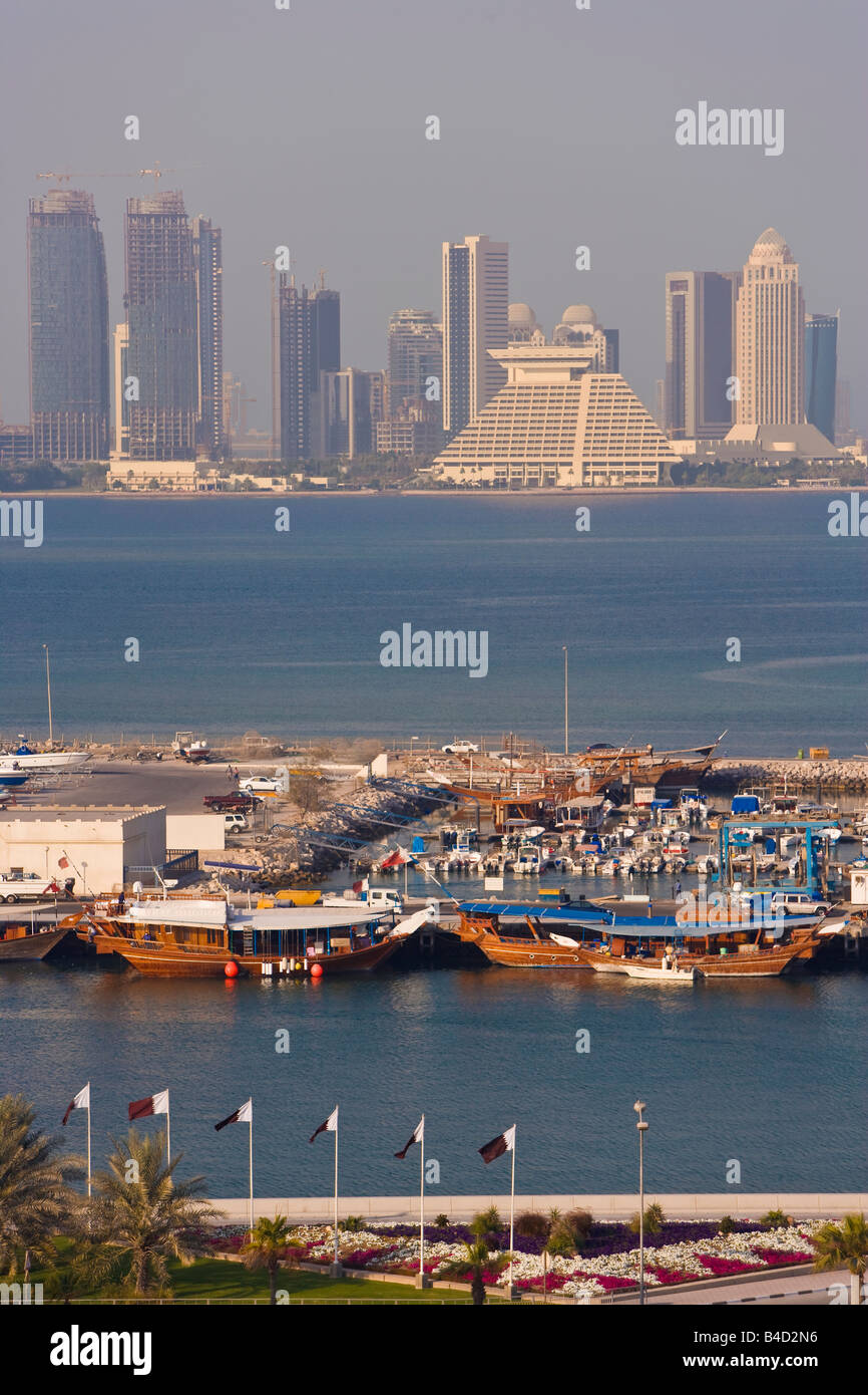 Le Qatar, au Moyen-Orient, Péninsule Arabe, Doha, sur les toits de la ville, de la baie de Doha à l'égard du quartier financier et des affaires Banque D'Images
