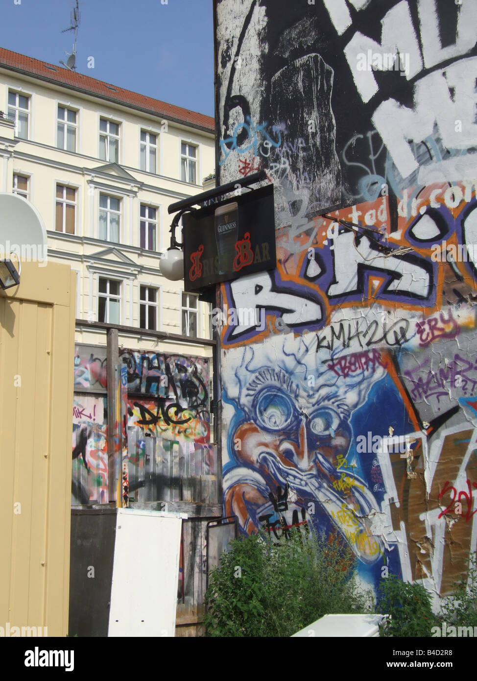 Graffiti urbain sur le mur par le vieux tacheles squat Banque de