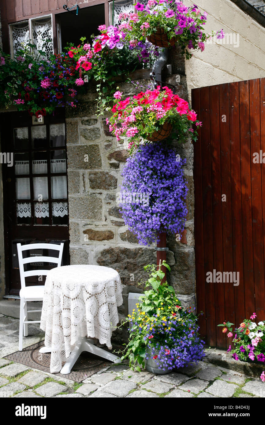 Juillet 2008 - coin de maison typique avec des fleurs Bretagne France Banque D'Images