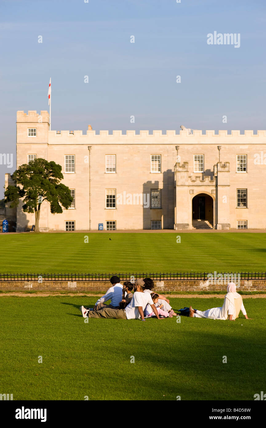 Asian family relaxing by Syon House à Syon Park Brentford, Middlesex TW8 London United Kingdom Banque D'Images