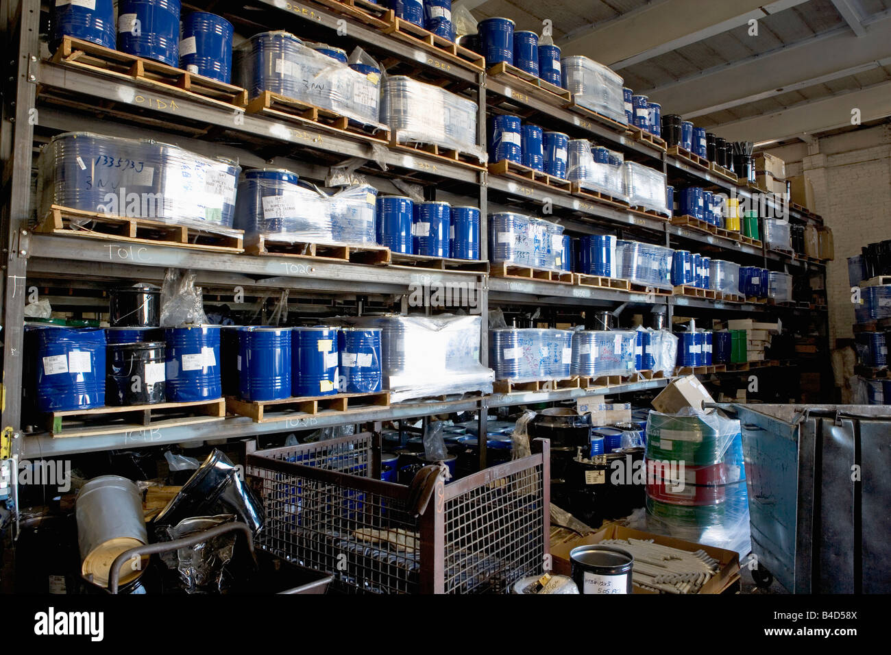 L'abondance, d'entrepôt, les allées, les cols bleus, du commerce, de l'usine, d'un chariot élévateur, l'inventaire, le métal, l'acier, de la marchandise, la profession, l'ordre, Banque D'Images