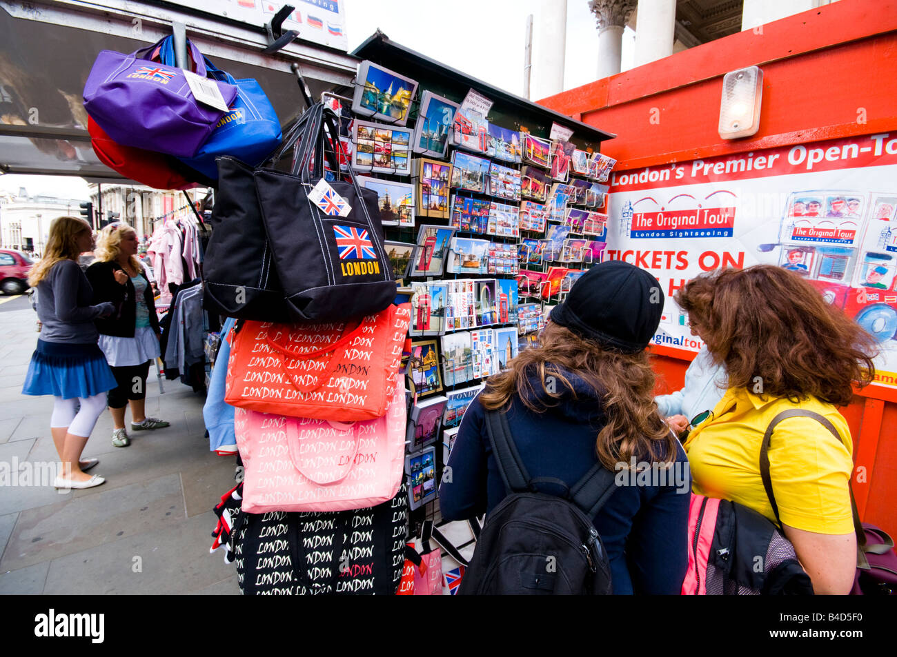 Les touristes à la recherche de cartes postales, London, UK Banque D'Images