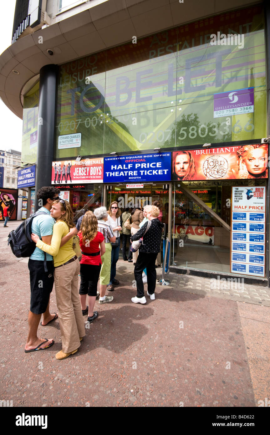 Les gens dans la file d'attente pour acheter des billets de théâtre, London, UK Banque D'Images