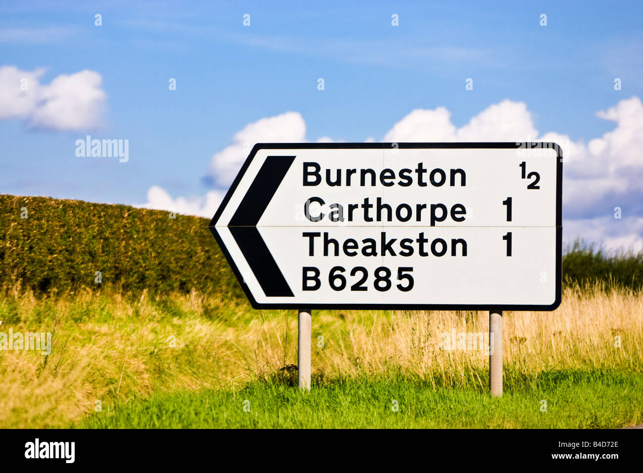 B non-primaire des panneaux routiers route traffic UK road sign avec le nombre et la distance de l'Angleterre Banque D'Images