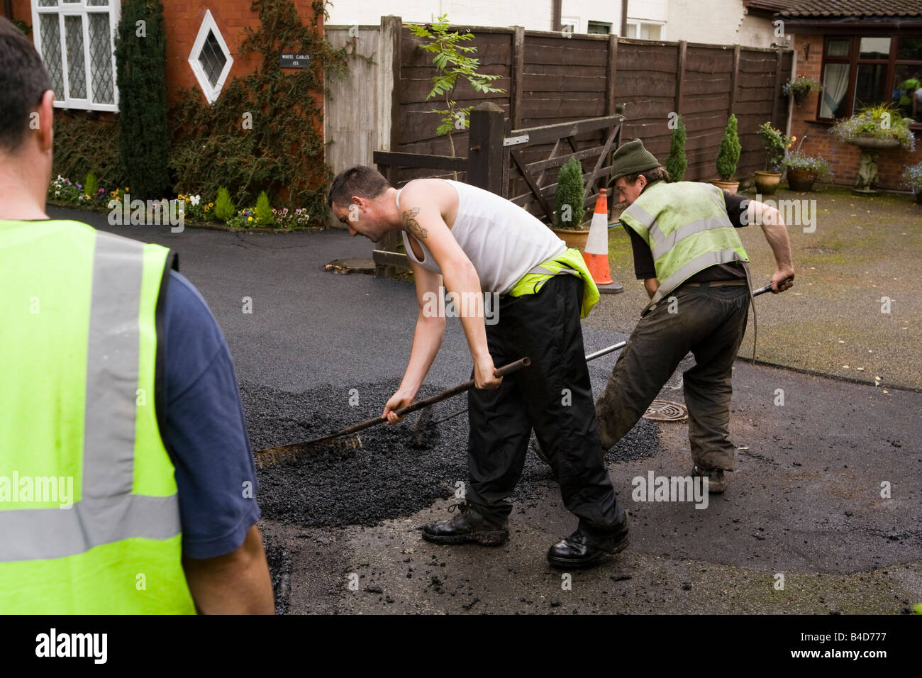 Les améliorations à la maison bande de râtelage des travailleurs domestiques d'entraînement nouveau tarmac télévision Banque D'Images
