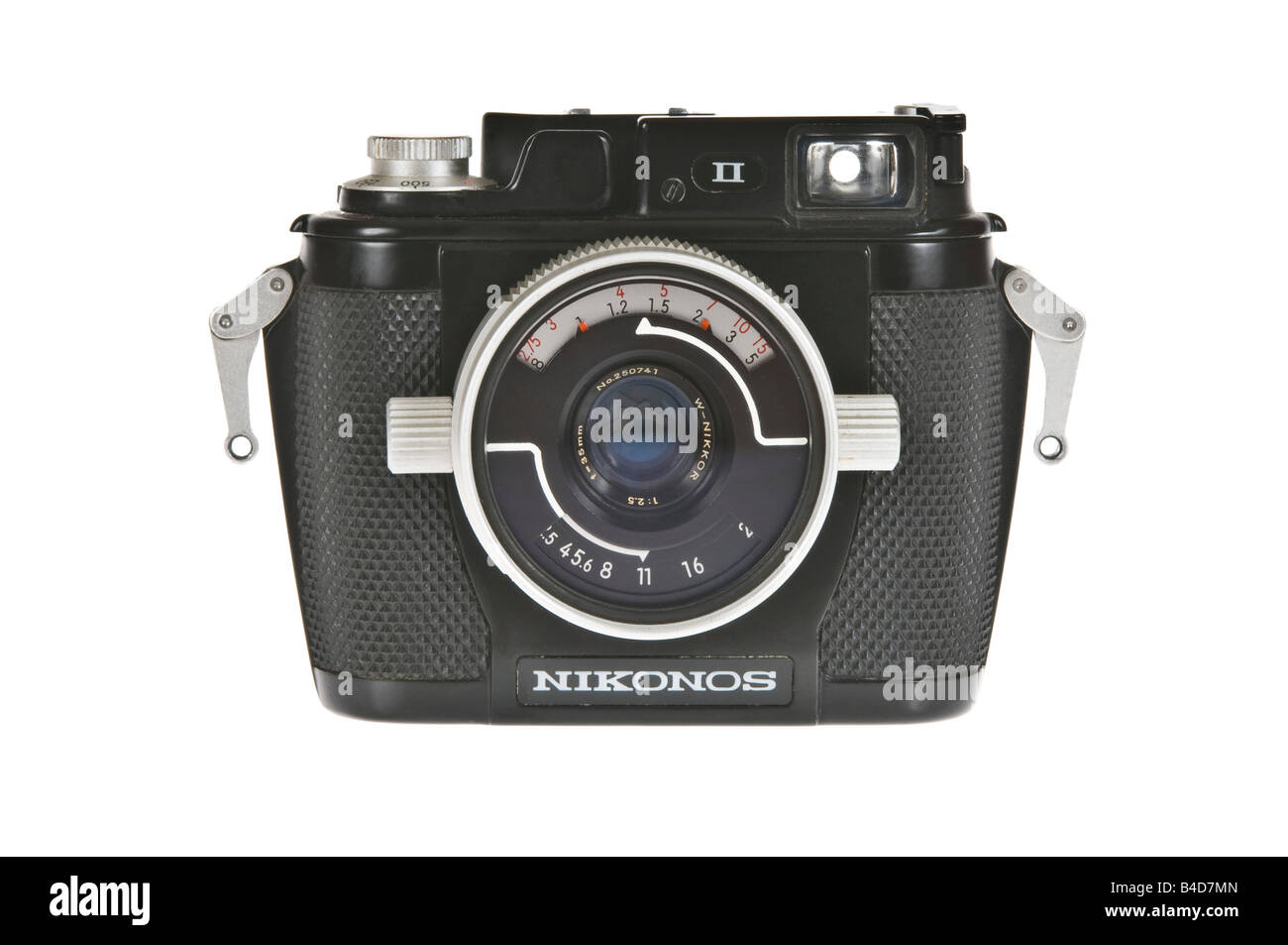 Close up d'un Nikonos II appareil photo sous-marin avec un objectif 35 mm standard sur un blanc pur (255) Contexte. Banque D'Images