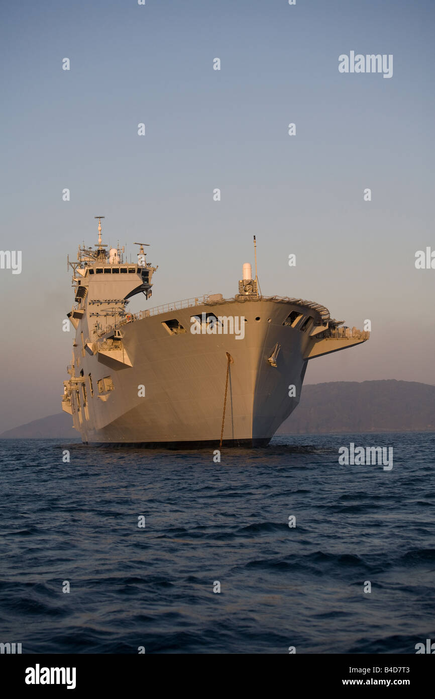 Le HMS Ocean amarré au sud de Plymouth Breakwater. Tôt le matin. Banque D'Images