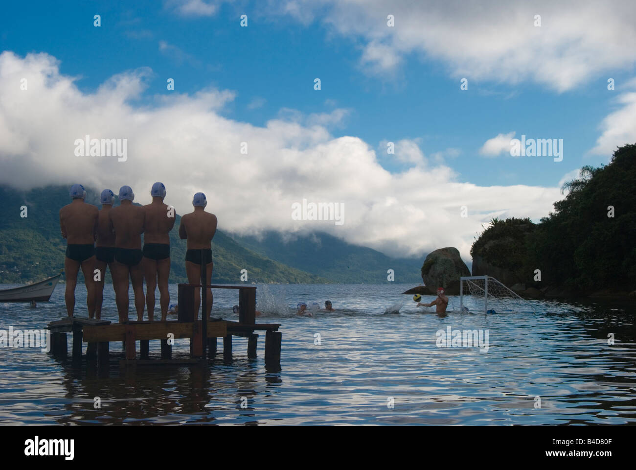 Un groupe de joueurs de water-polo voir le jeu à partir d'un dock. FLorianopolis. Le Brésil. Banque D'Images