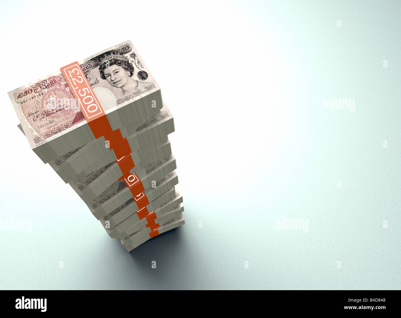Grande pile de 50 £ pound banque britannique notes sur fond uni avec de l'argent liens. Banque D'Images