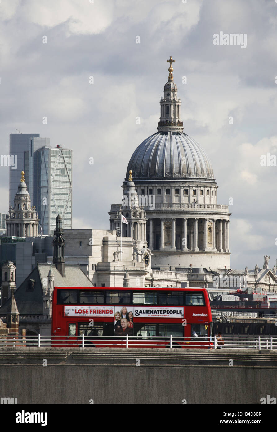 Saint Pauls Cathedral Londres Double Decker Bus Rouge sur Waterloo Bridge images iconiques de Londres Banque D'Images