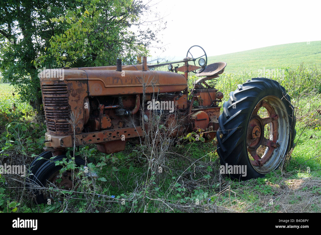 Tracteur agricole ancien prend sa retraite Banque D'Images