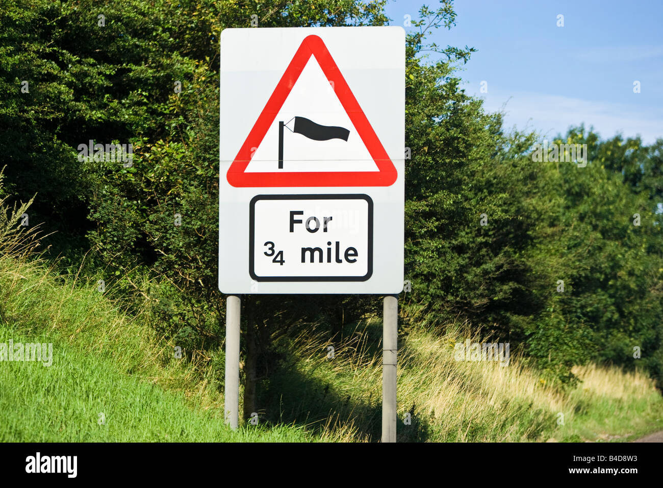 Panneau de signalisation de vent latéral avertissant la chaussette de vent et la distance prévue en Angleterre, Royaume-Uni Banque D'Images